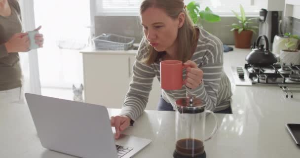 Casal Lésbico Caucasiano Segurando Xícaras Café Usando Laptop Casa Relação — Vídeo de Stock