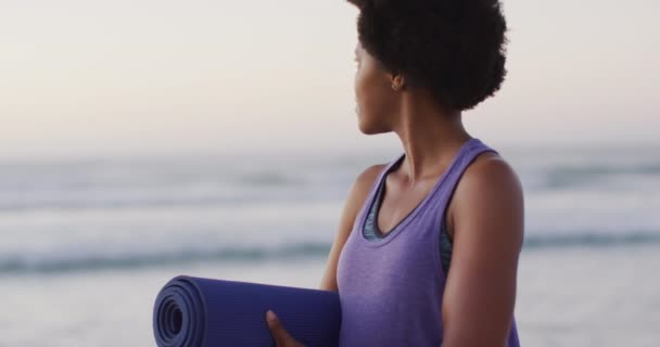 Портрет Счастливой Африканской Американки Ковриком Йоги Солнечном Пляже Здоровый Активный — стоковое видео
