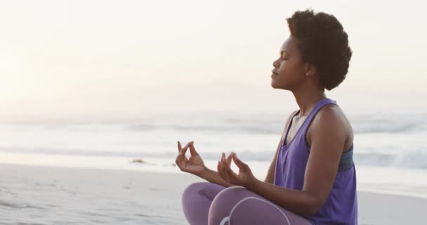 Mujer Afroamericana Practicando Yoga Meditando Playa Soleada Tiempo Saludable Activo — Vídeo de stock