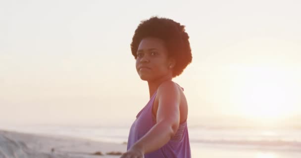 Glad Afrikansk Kvinna Som Utövar Yoga Solig Strand Hälsosam Och — Stockvideo