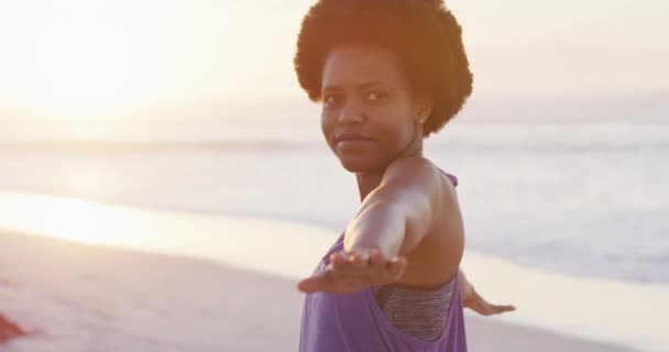 Glad Afrikansk Kvinna Som Utövar Yoga Solig Strand Hälsosam Och — Stockvideo