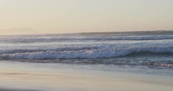在阳光明媚的海滩上 大海波涛汹涌 蓝蓝的天空 健康而活跃的海滨假期 — 图库视频影像