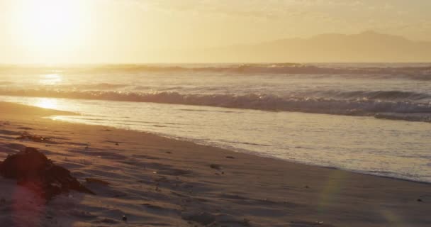 在阳光明媚的海滩上 大海波涛汹涌 蓝蓝的天空 健康而活跃的海滨假期 — 图库视频影像