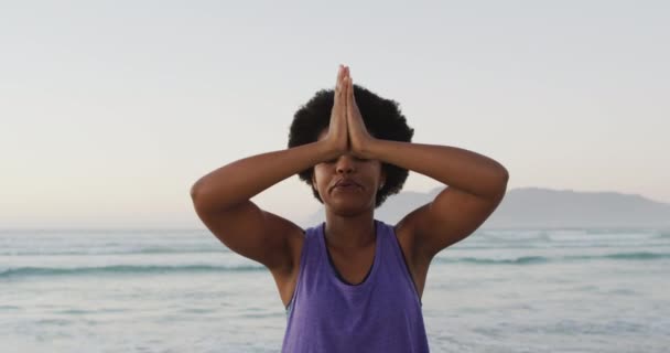 Африканська Американка Практикує Йогу Медитує Сонячному Пляжі Здорова Активна Відпустка — стокове відео