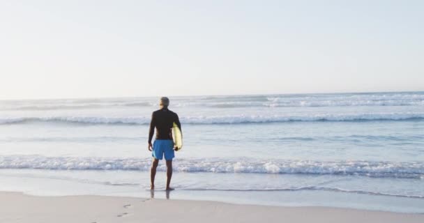 Afrikansk Seniorman Med Surfbräda Solig Strand Hälsosam Och Aktiv Tid — Stockvideo