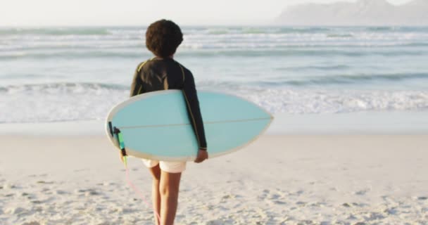 Afrikansk Amerikansk Kvinna Går Med Surfbräda Solig Strand Hälsosam Och — Stockvideo