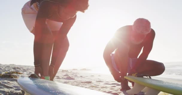 Glada Afrikanska Amerikanska Par Förbereder Sig Innan Surfar Soliga Stranden — Stockvideo