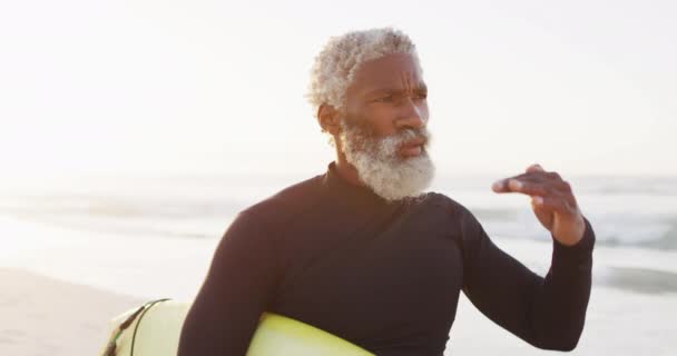Glad Senioramerikan Som Går Med Surfbräda Solig Strand Hälsosam Och — Stockvideo