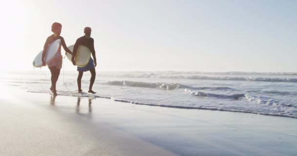 Glad Afrikansk Amerikansk Par Promenader Med Surfbrädor Solig Strand Hälsosam — Stockvideo