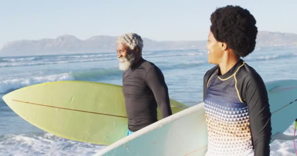 Glad Afrikansk Amerikansk Par Promenader Med Surfbrädor Solig Strand Hälsosam — Stockvideo