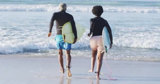 Glad Afrikansk Amerikansk Par Kör Med Surfbrädor Solig Strand Hälsosam — Stockvideo