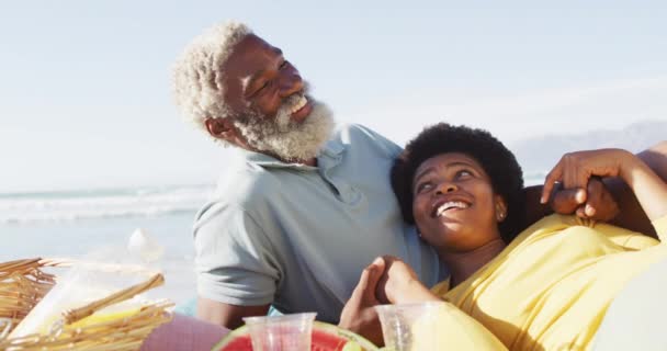 快乐的非洲裔美国夫妇在阳光灿烂的海滩上野餐 健康而活跃的海滨假期 — 图库视频影像