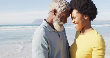 Mutlu Afro-Amerikan çifti güneşli sahilde dans ediyor. sağlıklı ve aktif zaman plaj tatili.