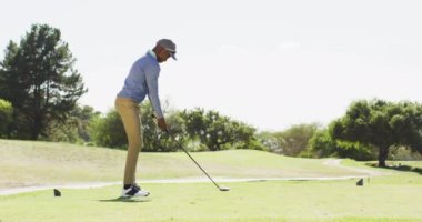 Golf oynayan Afrikalı Amerikalı adamın videosu dosyalanmış. spor, aktif yaşam tarzı ve golf konsepti.