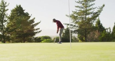 Golf sahasında golf oynayan Afro-Amerikan bir adamın videosu. spor, aktif yaşam tarzı ve golf konsepti.