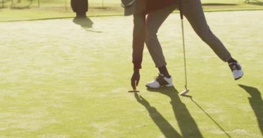 Golf sahasında golf oynayan Afro-Amerikan bir adamın bacak videosu. spor, aktif yaşam tarzı ve golf konsepti.