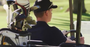 Golf sahasında at arabasında oturan mutlu beyaz adamın videosu. spor, aktif yaşam tarzı ve golf konsepti.