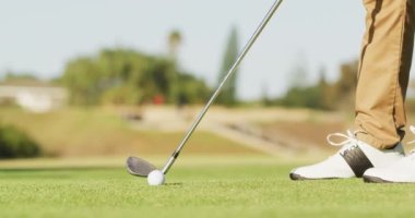 Golf sahasında golf oynayan beyaz adamın bacaklarının videosu. spor, aktif yaşam tarzı ve golf konsepti.