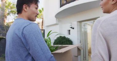 Farklı çiftlerin yeni eve girişlerinin arka plandaki videosu. Aşk, ilişki, taşınma ve birlikte yeni bir hayata başlama kavramı.