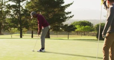 Golf sahasında golf oynayan Afro-Amerikan bir adamın videosu. spor, aktif yaşam tarzı ve golf konsepti.