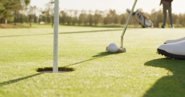 Beyaz adamın golf sahasında topa vurmaya hazırlandığı video. spor, aktif yaşam tarzı ve golf konsepti.