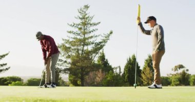 Golf sahasında golf oynayan çeşitli erkek arkadaşların videosu. spor, aktif yaşam tarzı ve golf konsepti.