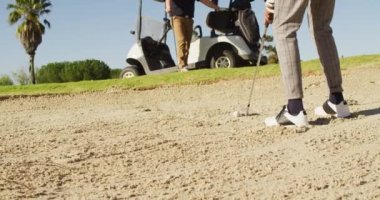 Golf sahasında golf oynayan farklı erkek arkadaşlarının bacakları. spor, aktif yaşam tarzı ve golf konsepti.