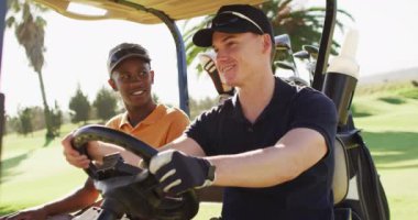 Golf sahasında araba süren mutlu erkek arkadaş videoları. spor, aktif yaşam tarzı ve golf konsepti.