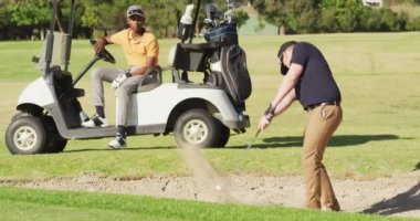 Golf sahasında golf oynayan çeşitli erkek arkadaşların videosu. spor, aktif yaşam tarzı ve golf konsepti.