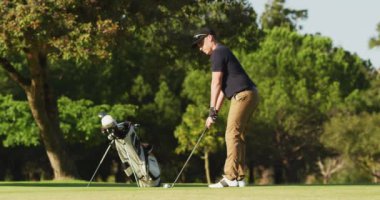 Golf sahasında golf oynayan beyaz adamın videosu. spor, aktif yaşam tarzı ve golf konsepti.