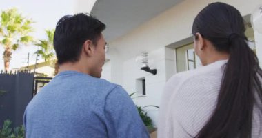Farklı çiftlerin yeni eve açılan kapılarını gösteren bir video. Aşk, ilişki, taşınma ve birlikte yeni bir hayata başlama kavramı.