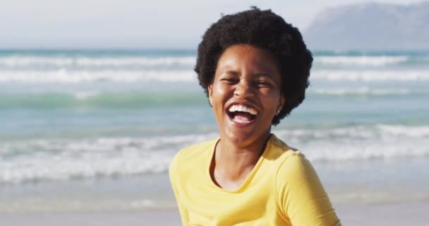 晴れたビーチで幸せなアフリカ系アメリカ人女性の肖像画 健康的で活発な時間のビーチホリデー — ストック動画