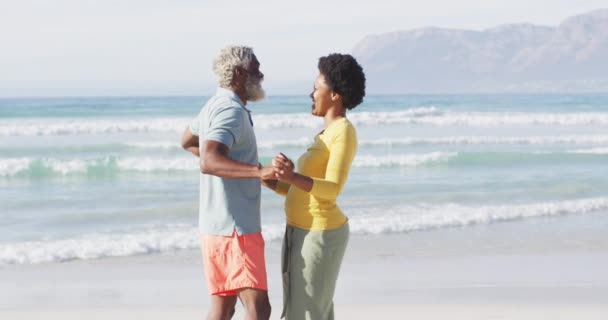 Šťastný Africký Americký Pár Tančí Drží Ruce Slunné Pláži Zdravý — Stock video