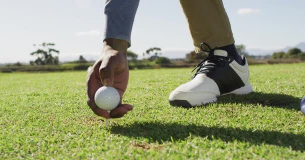 Vídeo Mãos Pernas Homem Afro Americano Jogando Golfe Campo Golfe — Vídeo de Stock