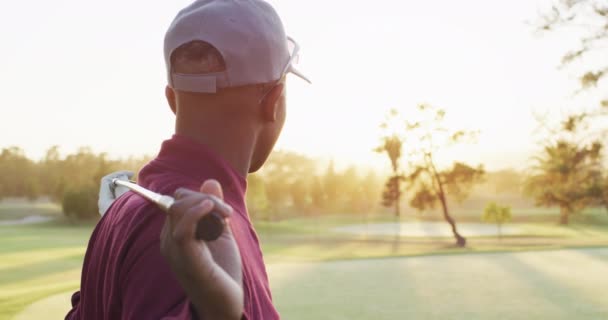 Video Eines Afrikanisch Amerikanischen Mannes Mit Golfschläger Auf Dem Golfplatz — Stockvideo