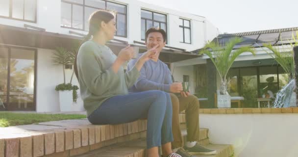 Video Vom Fröhlichen Paar Beim Kaffeetrinken Garten Freizeit Entspannung Lebensstil — Stockvideo