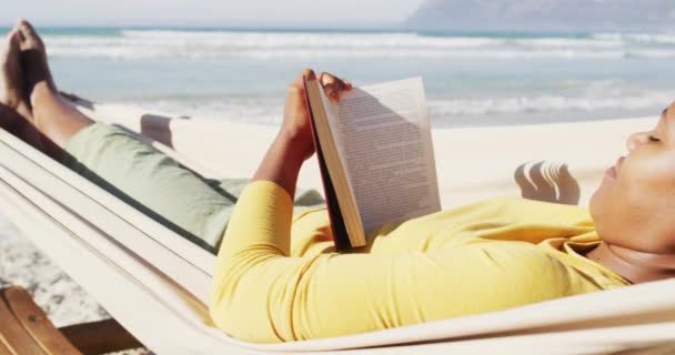 Szczęśliwa Afroamerykanka Czytająca Leżąca Hamaku Słonecznej Plaży Zdrowe Aktywne Wakacje — Wideo stockowe