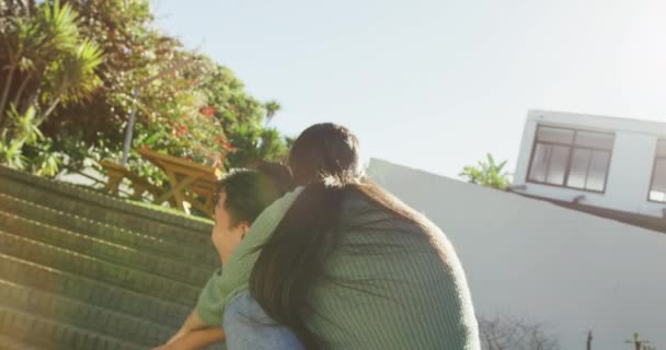 Video Felice Coppia Diversificata Parlare Abbracciare Giardino Tempo Libero Relax — Video Stock