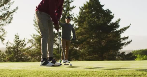 Video Diverși Prieteni Sex Masculin Care Joacă Golf Terenul Golf — Videoclip de stoc