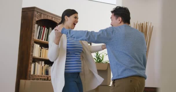 不同类型的快乐夫妻在新房子里欢天喜地的视频 感动和开始新生活的概念 — 图库视频影像