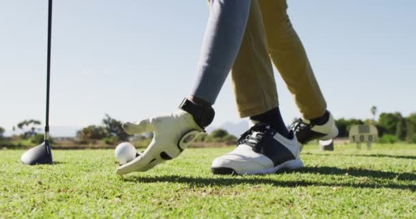 Vídeo Pernas Homem Caucasiano Jogando Golfe Campo Golfe Desportivo Estilo — Vídeo de Stock