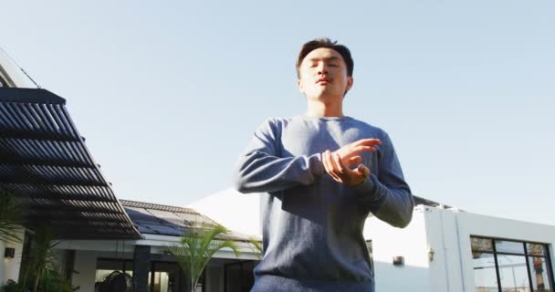 Videoclipul Unui Bărbat Biracial Relaxat Care Exercită Tai Chi Grădină — Videoclip de stoc