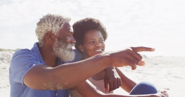 Щаслива Пара Афроамериканців Сидить Обіймає Сонячний Пляж Здорова Активна Відпустка — стокове відео
