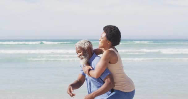 Feliz Pareja Afroamericana Caminando Abrazándose Playa Soleada Tiempo Saludable Activo — Vídeo de stock