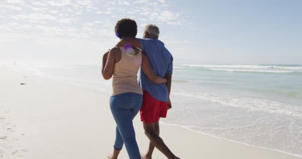 Šťastný Africký Americký Pár Procházky Objímání Slunné Pláži Zdravý Aktivní — Stock video
