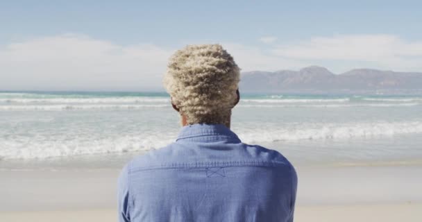 Hombre Afroamericano Mayor Mirando Hacia Playa Soleada Tiempo Saludable Activo — Vídeo de stock