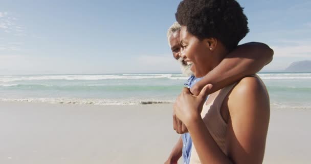 Mutlu Afro Amerikan Çifti Güneşli Sahilde Yürüyor Kucaklaşıyor Sağlıklı Aktif — Stok video