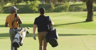 Golf sahasında yürüyen çeşitli erkek arkadaşlarının arka plan görüntüsü. spor, aktif yaşam tarzı ve golf konsepti.