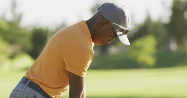 Vídeo Homem Afro Americano Jogar Golfe Campo Golfe Desportivo Estilo — Vídeo de Stock