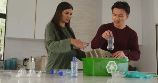 Vídeo Una Pareja Diversa Recogiendo Botellas Para Reciclar Estilo Vida — Vídeos de Stock